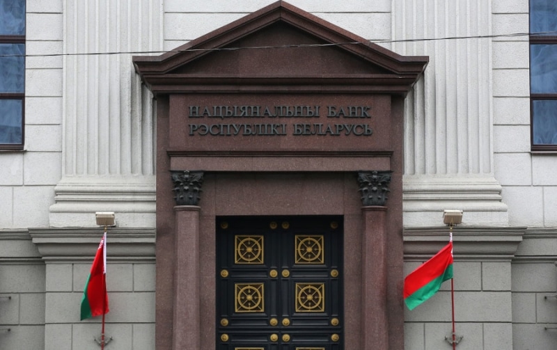 Белорусы начали забирать деньги из банков на фоне протестов. Грозит ли это банковским кризисом?