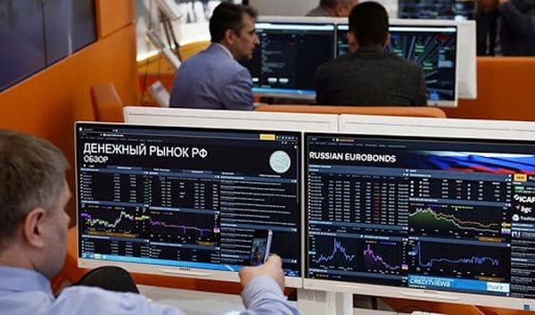 Российский фондовый рынок завершил торги небольшим снижением
