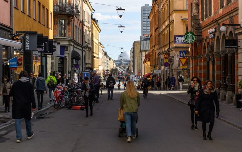 Швеция может стать первой страной без наличных. Какие риски это таит?